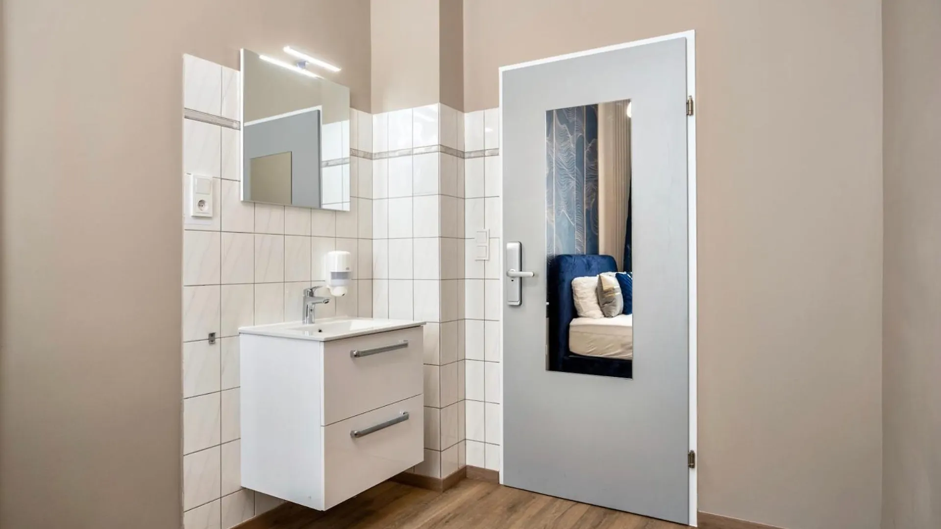 Augarten Apartments I 5 Minutes To Metro, Bus And Train I Wifi I Very Central Vienna 0*,  Austria