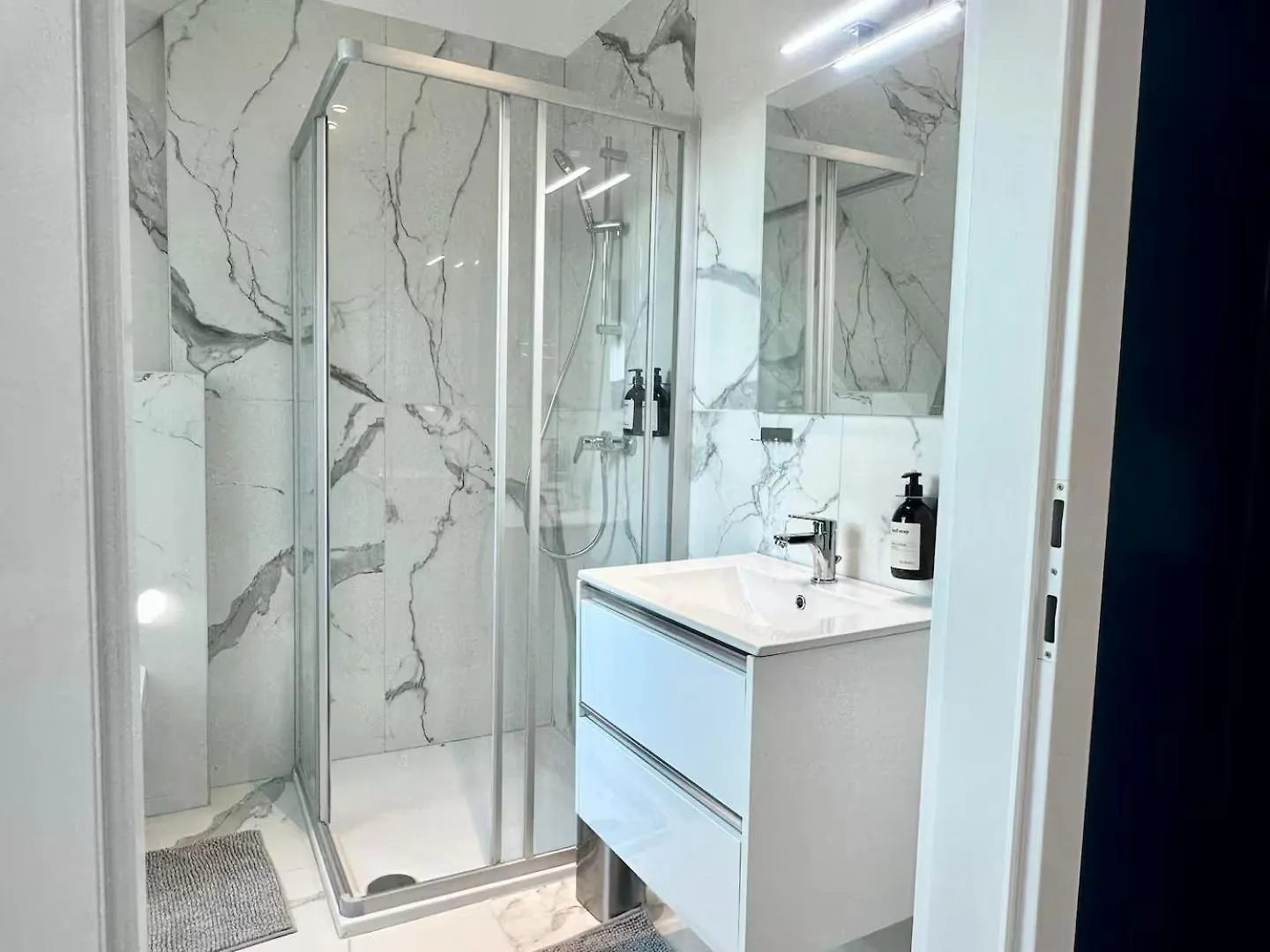 Augarten Apartments I 5 Minutes To Metro, Bus And Train I Wifi I Very Central 0*, Vienna